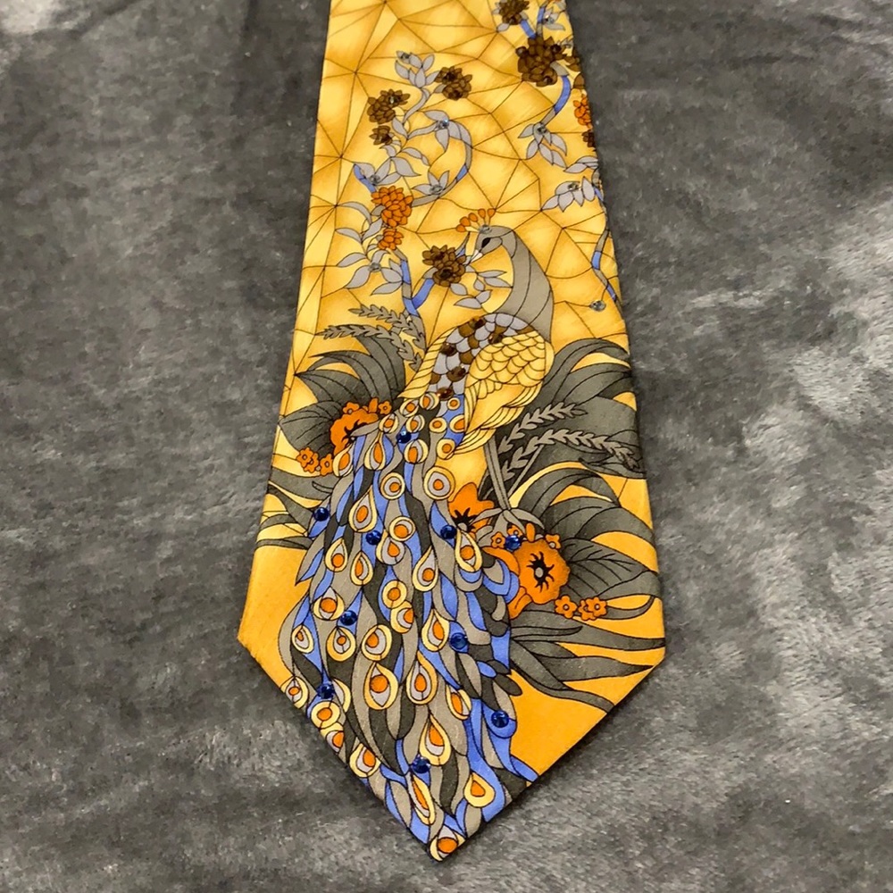 Crystal tie